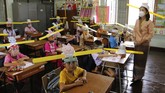 Nyalang Edisi 11 Juli 2020 A teacher and students wearing hats designed for space keeper, practice social distancing to help curb the spread of the coronavirus at Ban Pa Muad School in Chiang Mai, north of Thailand, Friday, July 3, 2020. (AP Photo/ Wichai Taprieu)