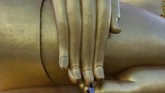 Nyalang Edisi 11 Juli 2020 In this photo taken on July 2, 2020, a woman prays under the fingertips of the largest Buddha statue in Thailand, in Ang Thong province, north of Bangkok, as authorities reopened sites to tourists following lockdowns to halt the spread of the COVID-19 novel coronavirus. (Photo by Alex OGLE / AFP)