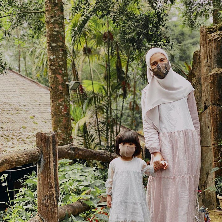 <p>Nycta Gina dan si kecil juga sudah mulai jalan-jalan di masa new normal nih, Bunda. Tapi tetap memperhatikan protokol kesehatan dengan mengenakan masker ya. (Foto: Instagram @missnyctagina)</p>