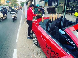 Viral! Penjual Kopi Gunakan Mercy Dua Pintu Rp 650 Juta untuk Jualan
