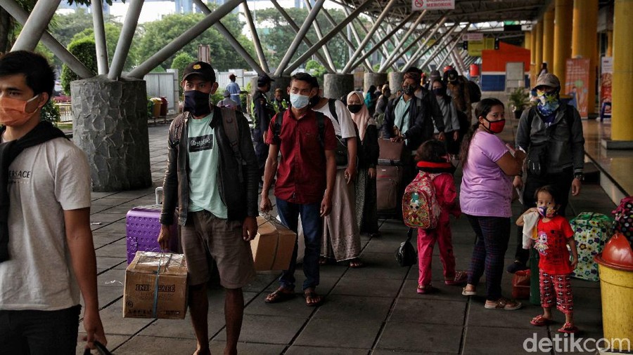 Perdana, Kapal KM Kelud Kembali Berlayar dari Priok Hari ini Kapal KM Kelud milik Pelni mulai mengangkut penumpang di Terminal Penumpang Pelabuhan Priok pasca PSBB selama 3 bulan.