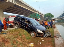 Mobil Ustazah yang Nyemplung di Kalimalang Dievakuasi, Begini Penampakannya