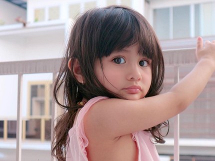 7 Foto Qiandra Anak Ryana Dea, Cantik Banget Kayak Boneka