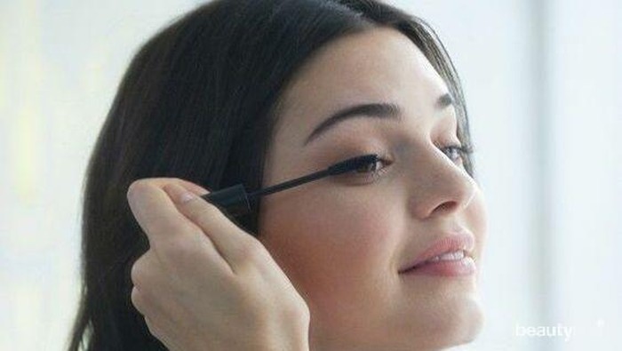 Gak Perlu Eyelash Extension, Coba 5 Serum Bulu Mata Lokal Terbaik Ini!