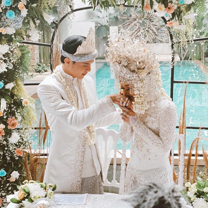 <span style="color: #222222; font-family: Arial, Helvetica, sans-serif; font-size: small;">Rona bahagia terlihat jelas dari kedua pengantin yang menikah dengan menggunakan adat Palembang ini. Keduanya melewati masa perkenalan singkat, dengan hanya beberapa kali perjumpaan sebelum nikah. (Foto: Instagram @ananditodwis)</span>