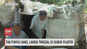 VIDEO: Tak Punya Uang, Lansia Tinggal di Gubuk Plastik