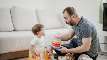 PERAN AYAH SAAT ANAK TOILET TRAINING: MENYEMANGATI ANAK