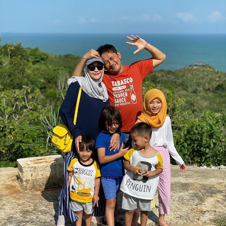 <p>Sebelum melahirkan anak kelima, Zaskia Adya Mecca sempat liburan dengan keluarganya, Bunda. Tentu untuk menjaga keamanan dari COVID-19, keluarga ini liburan secara private. (Foto: Instagram @zaskiadyamecca)</p>