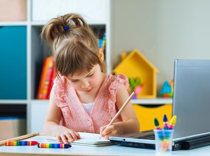 5 Cara Menyenangkan Mengajari Anak Belajar Menulis Sejak Usia 3 Tahun