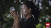 Aktivitas Kenormalan Baru di Sanggar Tari Sejumlah siswa tari yang tergabung dalam Sanggar Tari Surya Kirana sedang melakukan gerakan tari klasik gaya Yogyakarta di Panggung Desa Seni Taman Mini Indonesia Indah, Jakarta, Sabtu, 11 Juli 2020. Sanggar Tari Surya Kirana mulai membuka kembali aktivitas latihan rutin sejak 4 Juli 2020 dengan mematuhi protokol kesehatan, diantaranya, siswa yang datang wajib menggunakan masker atau pelindung wajah, membawa hand sanitizer, dan menjaga jarak selama latihan berlangsung. CNN Indonesia/Bisma Septalisma