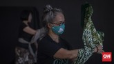 Aktivitas Kenormalan Baru di Sanggar Tari Sejumlah siswa tari yang tergabung dalam Sanggar Tari Surya Kirana sedang melakukan gerakan tari klasik gaya Yogyakarta di Panggung Desa Seni Taman Mini Indonesia Indah, Jakarta, Sabtu, 11 Juli 2020. Sanggar Tari Surya Kirana mulai membuka kembali aktivitas latihan rutin sejak 4 Juli 2020 dengan mematuhi protokol kesehatan, diantaranya, siswa yang datang wajib menggunakan masker atau pelindung wajah, membawa hand sanitizer, dan menjaga jarak selama latihan berlangsung. CNN Indonesia/Bisma Septalisma