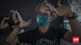 Aktivitas Kenormalan Baru di Sanggar Tari Sejumlah siswa tari yang tergabung dalam Sanggar Tari Surya Kirana sedang melakukan gerakan tari klasik gaya Yogyakarta di Panggung Desa Seni Taman Mini Indonesia Indah, Jakarta, Sabtu, 11 Juli 2020. Sanggar Tari Surya Kirana mulai membuka kembali aktivitas latihan rutin sejak 4 Juli 2020 dengan mematuhi protokol kesehatan, diantaranya, siswa yang datang wajib menggunakan masker atau pelindung wajah, membawa hand sanitizer, dan menjaga jarak selama latihan berlangsung. CNN Indonesia/Bisma Septalisma