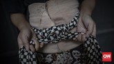 Aktivitas Kenormalan Baru di Sanggar Tari Sejumlah siswa tari yang tergabung dalam Sanggar Tari Surya Kirana sedang melakukan gerakan tari klasik gaya Yogyakarta di Panggung Desa Seni Taman Mini Indonesia Indah, Jakarta, Sabtu, 11 Juli 2020. Sanggar Tari Surya Kirana mulai membuka kembali aktivitas latihan rutin sejak 4 Juli 2020 dengan mematuhi protokol kesehatan, diantaranya, siswa yang datang wajib menggunakan masker atau pelindung wajah, membawa hand sanitizer, dan menjaga jarak selama latihan berlangsung. CNN Indonesia/Bisma Septalisma