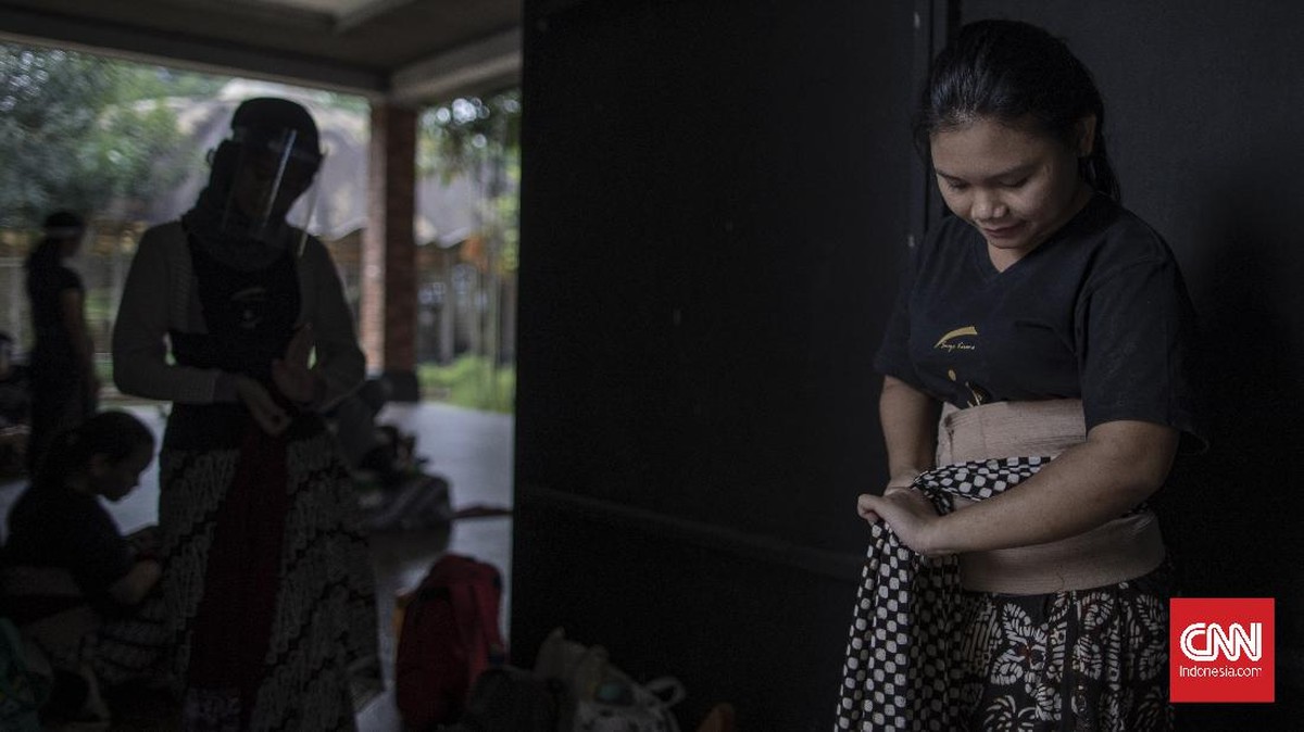 FOTO: Kibas Selendang Sanggar Tari Tak Mati Ditelan Pandemi
