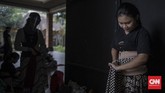 Aktivitas Kenormalan Baru di Sanggar Tari Sejumlah siswa tari yang tergabung dalam Sanggar Tari Surya Kirana sedang melakukan gerakan tari klasik gaya Yogyakarta di Panggung Desa Seni Taman Mini Indonesia Indah, Jakarta, Sabtu, 11 Juli 2020. Sanggar Tari Surya Kirana mulai membuka kembali aktivitas latihan rutin sejak 4 Juli 2020 dengan mematuhi protokol kesehatan, diantaranya, siswa yang datang wajib menggunakan masker atau pelindung wajah, membawa hand sanitizer, dan menjaga jarak selama latihan berlangsung. CNN Indonesia/Bisma Septalisma