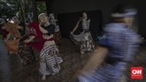 Aktivitas Kenormalan Baru di Sanggar Tari Sejumlah siswa tari yang tergabung dalam Sanggar Tari Surya Kirana sedang melakukan gerakan tari klasik gaya Yogyakarta di Panggung Desa Seni Taman Mini Indonesia Indah, Jakarta, Sabtu, 11 Juli 2020. Sanggar Tari Surya Kirana mulai membuka kembali aktivitas latihan rutin sejak 4 Juli 2020 dengan mematuhi protokol kesehatan, diantaranya, siswa yang datang wajib menggunakan masker atau pelindung wajah, membawa hand sanitizer, dan menjaga jarak selama latihan berlangsung. CNN Indonesia/Bisma Septalisma