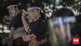 Aktivitas Kenormalan Baru di Sanggar Tari Sejumlah siswa tari yang tergabung dalam Sanggar Tari Surya Kirana sedang melakukan gerakan tari klasik gaya Yogyakarta di Panggung Desa Seni Taman Mini Indonesia Indah, Jakarta, Sabtu, 11 Juli 2020. Sanggar Tari Surya Kirana mulai membuka kembali aktivitas latihan rutin sejak 4 Juli 2020 dengan mematuhi protokol kesehatan, diantaranya, siswa yang datang wajib menggunakan masker atau pelindung wajah, membawa hand sanitizer, dan menjaga jarak selama latihan berlangsung. CNN Indonesia/Bisma Septalisma