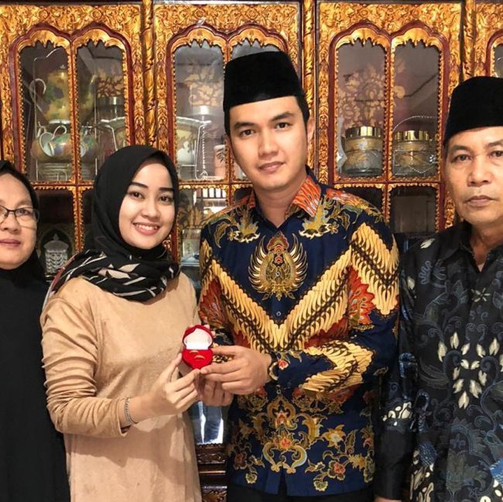 <p>Namun kebahagiaan mereka terus terpancar hingga sekarang. Senyum di wajah Aldi dan Salsabilih menjadi bukti bahwa usia bukan menjadi penghalang cinta mereka. Foto: Aldi Taher dan Salsabilih (dok. Pribadi)</p>