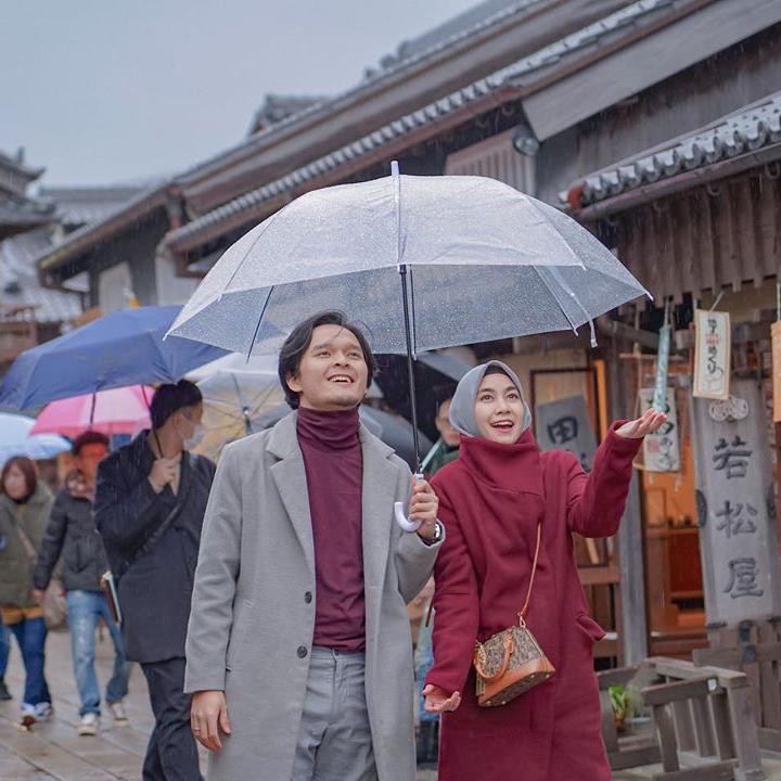 <p>Salah satu potret kebersamaan Anisa Rahma dan Anandito Dwis saat traveling ke Jepang. (Foto: Instagram @anisarahma_12)</p>