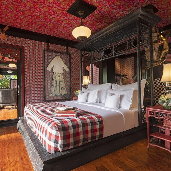 <p>Meskipun sebagian besar konsepnya mengusung tema dari luar, namun budaya Bali tetap dijunjung tinggi di Capella Ubud. Tampak dari desain kamar tidur dan beberapa sudut tempat untuk beribadah. (Foto: Instagram @capellaubud)</p>