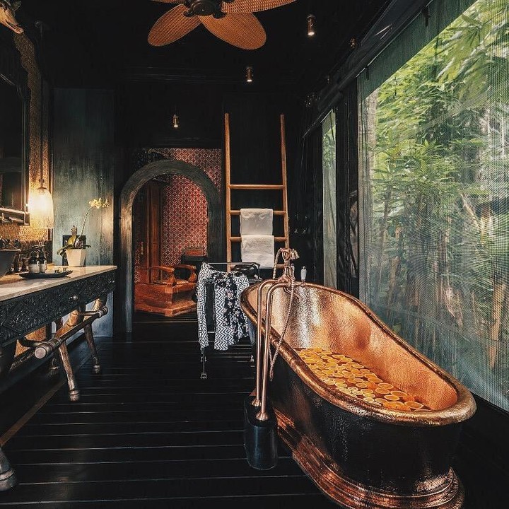 <p>Kamar mandi ini terisnpirasi dari estetika rute perdagangan rempah di abad ke-18. Terlihat dari furniture yang dilengkapi dengan bak tembaga nan estetik yang membutuhkan 100 jam dalam pembuatannya. (Foto: Instagram @capellaubud)</p>