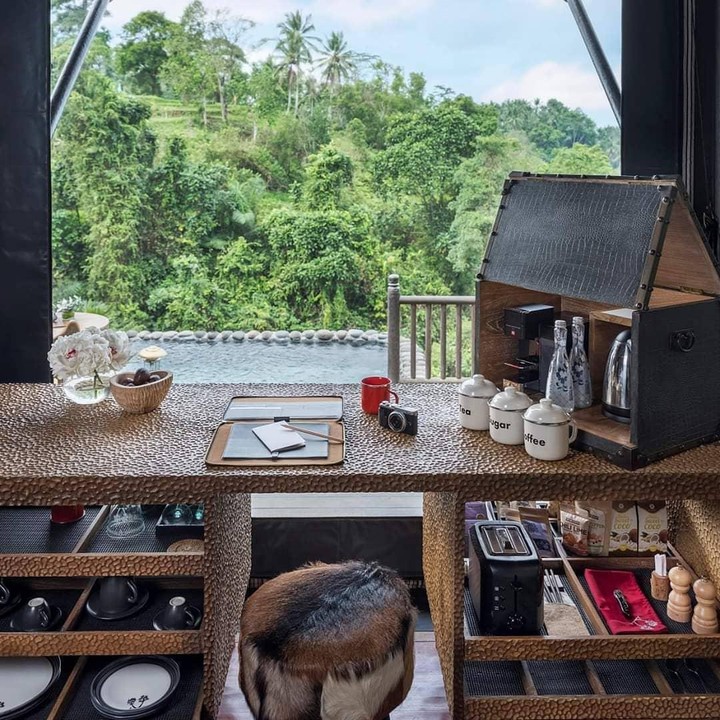 <p>Salah satu sudut yang memanjakan mata. Langsung ke kolam renang dan perbukitan yang asri. (Foto: Instagram @capellaubud)</p>