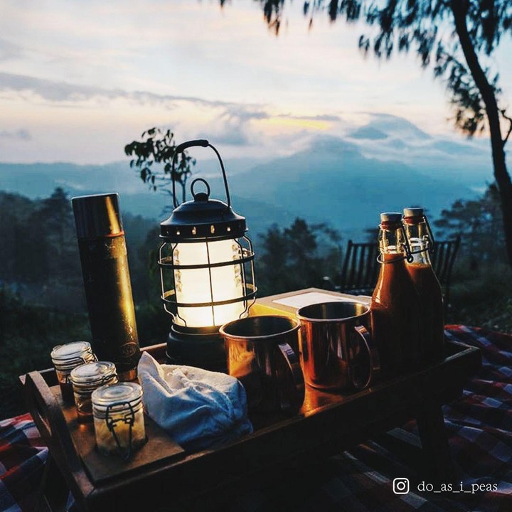 <p>Salah satu spot untuk tempat sarapan yang tawarkan pemandangan 'magis'. Tamu hotel bisa menyaksikan <em>sunrise</em> dari balik pegunungan, berselimut awan dan udara yang sangat bersih. (Foto: Instagram @capellaubud)</p>