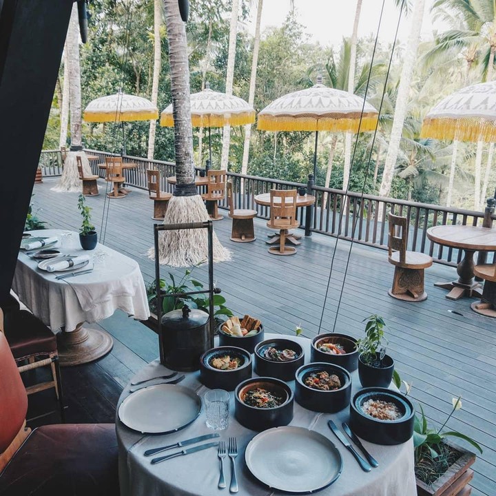 <p>Hotel ini dibangun di desa Keliki, Tenggalang.  Sekeliling hutan masih nampak rimbun, seperti di tengah-tengah hutan belantara. Konsep hotel sendiri terinspirasi dari bangunan khas Eropa era 80-an. (Foto: Instagram @capellaubud)</p>