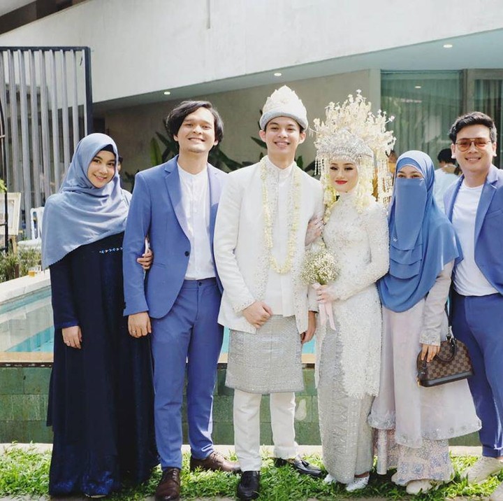 <span style="color: #222222; font-family: Arial, Helvetica, sans-serif; font-size: small;"> Pernikahan mereka digelar di kawasan Jakarta Timur dengan undangan yang terbatas dan mengikuti protokol kesehatan. Dinda dan Rey pun nampak serasi mengenakan attire bernunasa putih. (Foto: Instagram @anisarahma_12)</span>