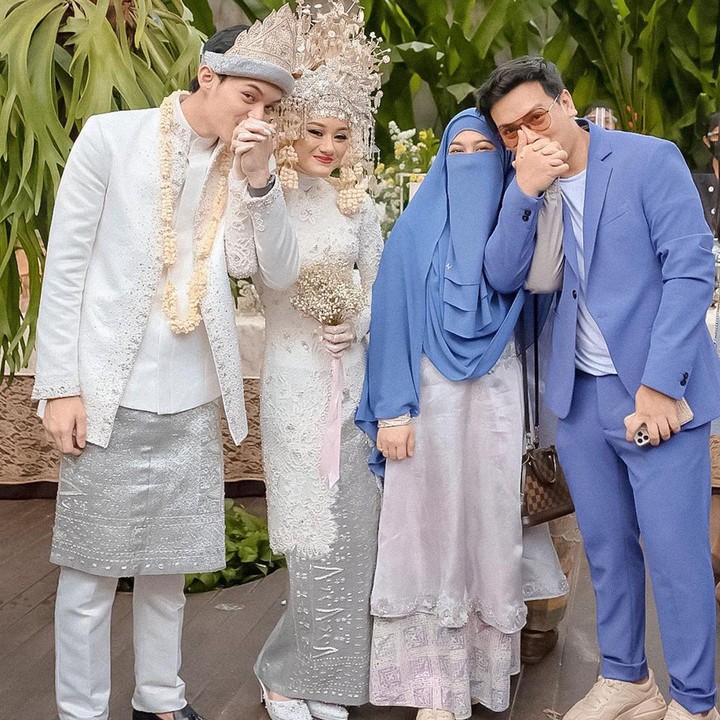 <span style="color: #222222; font-family: Arial, Helvetica, sans-serif; font-size: small;">Pernikahan keduanya cukup mengagetkan publik karena mereka tidak pernah pamer kedekatan, Bunda. Mereka berdua pun mengaku masih malu-malu setelah menikah. (Foto: Instagram @wardahmaulina_)</span>