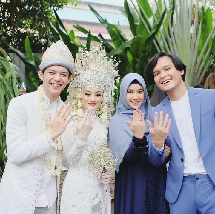 <span style="color: #222222; font-family: Arial, Helvetica, sans-serif; font-size: small;">Berfoto bareng Anisa ex Cheribelle dan suaminya. Rupanya kedua pasangan ini sama-sama memutuskan untuk taaruf. (Foto: Instagram @anisarahma_12)</span><span class="im" style="color: #500050; font-family: Arial, Helvetica, sans-serif; font-size: small;"><br /></span>