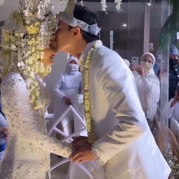 Dinda Hauw Dicibir Tak Bisa Masak, Rey Mbayang Beri Pembelaan Kocak