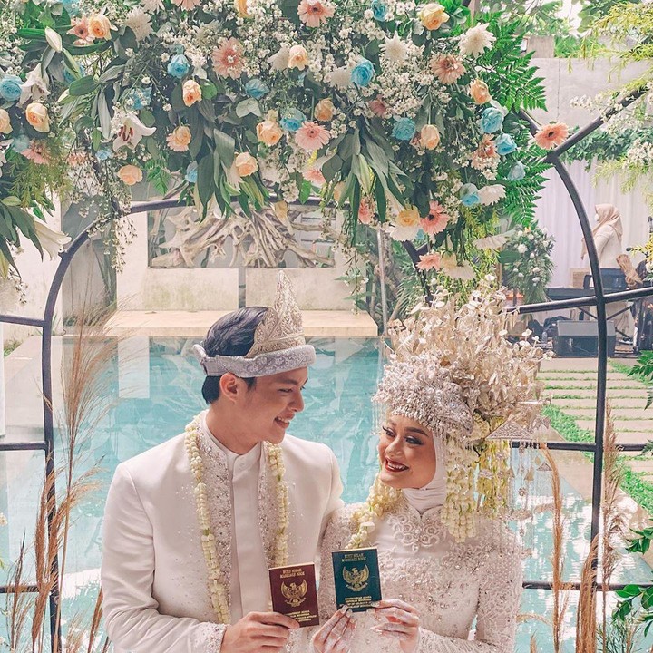 <span style="color: #222222; font-family: Arial, Helvetica, sans-serif; font-size: small;">Dinda Hauw resmi menikah dengan Rey Mbayang pada Jumat (10/7/2020).Kisah cinta keduanya viral, karena dianggap sweet lewat proses ta'aruf. (Foto: Instagram @ananditodwis)</span>