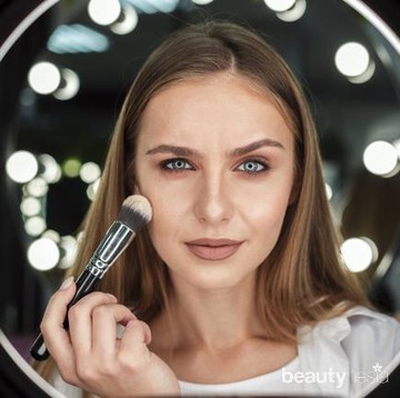 img-title Gak Nyangka Deh, Hal Sepele Ini Bisa Bikin Base Makeup Kamu Jadi Ambyar!