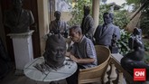 Maestro di Balik Patung Jenderal Sudirman Purbalingga Seniman patung, Azmir Azhari (67) menyelesaikan pembuatan maket patung Didi Kempot di kediamannya di Kebon Jeruk, Jakarta, Jumat, 10 Juli 2020. Azmir adalah salah satu seniman patung realis yang ada di Indonesia, karyanya yang terkenal adalah patung Jenderal Sudirman yang berada di Purbalingga. CNN Indonesia/Bisma Septalisma