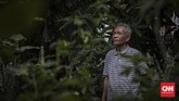 Maestro di Balik Patung Jenderal Sudirman Purbalingga Seniman patung, Azmir Azhari (67) berpose di kediamannya di Kebon Jeruk, Jakarta, Jumat, 10 Juli 2020. Azmir adalah salah satu seniman patung realis yang ada di Indonesia, karyanya yang terkenal adalah patung Jenderal Sudirman yang berada di Purbalingga. CNN Indonesia/Bisma Septalisma