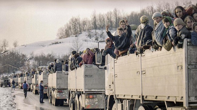 FOTO: Mengenang 25 Tahun Pembantaian Muslim Bosnia