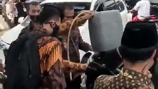 Mobil Cadangan Wapres Isi Bensin di Pinggir Jalan