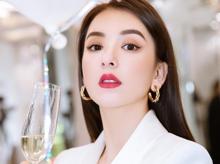 Cantik! 7 Potret Moka Fang, Istri Aaron Kwok yang 22 Tahun Lebih Muda