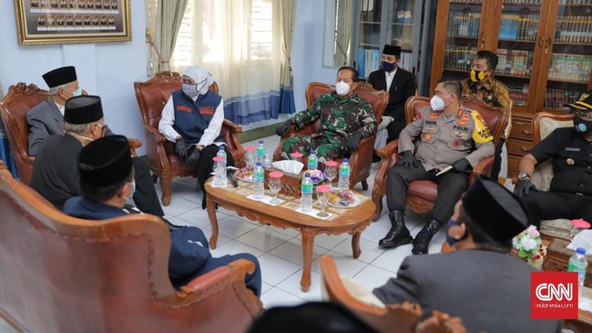 Gubernur Jawa Timur Khofifah Indar Parawansa mengirimkan bantauan alat penegakan protokol kesehatan berupa berupa 10.000 kotak masker dan 1.500 alat rapid tes, ke Pondok Modern Darussalam Gontor 2 Ponorogo, Jatim.