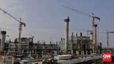 Proyek Pembangunan Jakarta International Stadium Aktivitas pekerja saat menyelesaikan proyek pembangunan Jakarta International Stadium (JIS) atau juga yang dikenal Stadion Bersih Manusiawi Wibawa (BMW). Jakarta, Sabtu, 11 Juli 2020. CNN Indonesia/Adhi Wicaksono