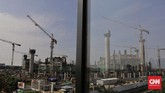 Proyek Pembangunan Jakarta International Stadium Aktivitas pekerja saat menyelesaikan proyek pembangunan Jakarta International Stadium (JIS) atau juga yang dikenal Stadion Bersih Manusiawi Wibawa (BMW). Jakarta, Sabtu, 11 Juli 2020. CNN Indonesia/Adhi Wicaksono