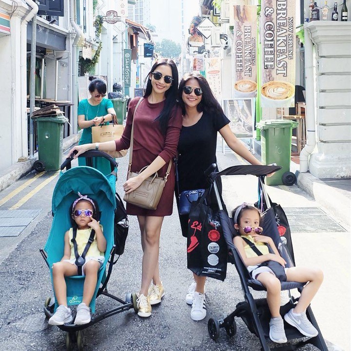 <p>Kebersamaan Ririn dengan Adira ketika liburan bersama keluarga. Adira juga dekat dengan adik-adik sambungnya lho. (Foto: Instagram @ririndwiariyanti)</p>