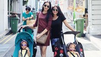 <p>Kebersamaan Ririn dengan Adira ketika liburan bersama keluarga. Adira juga dekat dengan adik-adik sambungnya lho. (Foto: Instagram @ririndwiariyanti)</p>