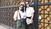 <p>Gaya mereka kompak ya, Bunda. Serasi banget dengan pakaian bernuansa putih dan kacamata hitam. (Foto: Instagram @ririndwiariyanti)</p>