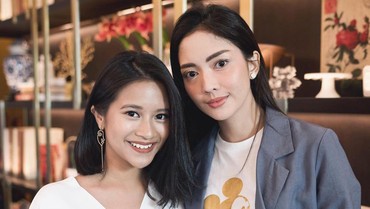 img-title Tangis Ririn Dwi Ariyanti Akui Putus Hubungan dengan Putri Sambung Usai Cerai