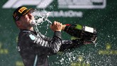 Smashot Edisi 12 Juli 2020 Mercedes driver Valtteri Bottas of Finland sprays champagne after winning the Austrian Formula One Grand Prix at the Red Bull Ring racetrack in Spielberg, Austria, Sunday, July 5, 2020. (Mark Thompson/Pool via AP)