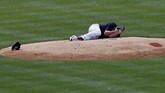 Smashot Edisi 12 Juli 2020 New York Yankees pitcher Masahiro Tanaka lies on the field after being hit by a ball off the bat of Yankees Giancarlo Stanton during a baseball a workout at Yankee Stadium in New York, Saturday, July 4, 2020. (AP Photo/Adam Hunger)