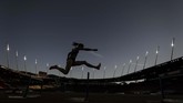 Smashot Edisi 12 Juli 2020 Switzerland's Lea Sprunger competes in the women's 300m hurdles, during the Inspiration Games exhibition event, being held remotely across different countries, at the Letzigrund Stadion in Zurich on July 9, 2020. - Switzerland hosts the event but athletes compete across the globe in a live streaming, due to the coronavirus pandemic (COVID-19). (Photo by Fabrice COFFRINI / AFP)