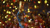 Smashot Edisi 12 Juli 2020 Bayern Munich's German goalkeeper Manuel Neuer raises the German Cup (DFB Pokal) trophy as he and his teammates celebrate winning the final football match Bayer 04 Leverkusen v FC Bayern Munich at the Olympic Stadium in Berlin on July 4, 2020. (Photo by ANNEGRET HILSE / POOL / AFP) / DFB REGULATIONS PROHIBIT ANY USE OF PHOTOGRAPHS AS IMAGE SEQUENCES AND QUASI-VIDEO.